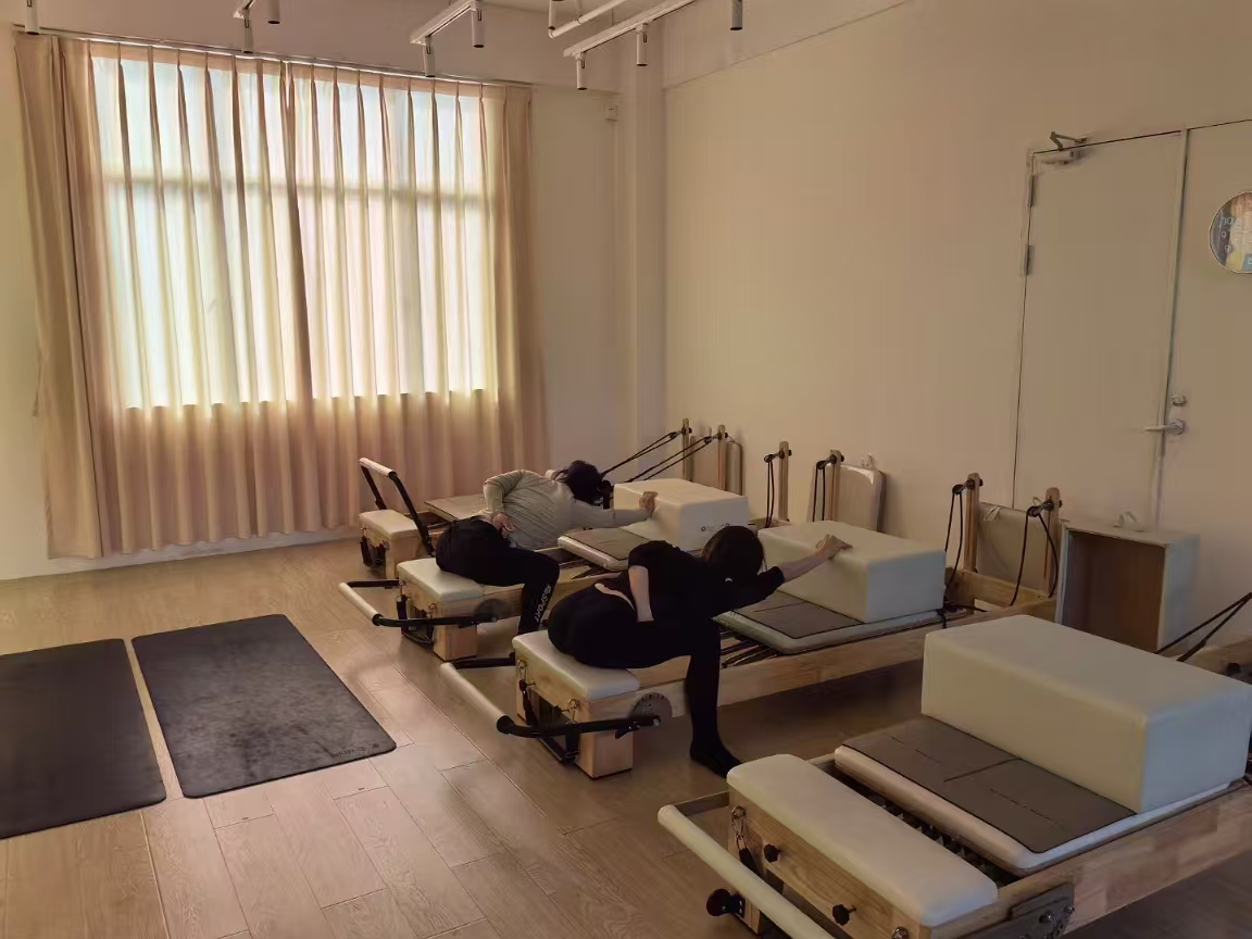 What Accessories Should Come With a Professional Pilates Reformer?